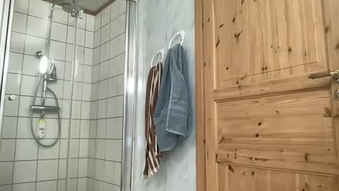 Snapshot of hungtwinkmpls chatting on January 30, 12:07 am Adam online show from January 30, 12:07 am