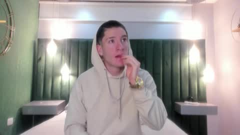 hunterheat_ online show from November 18, 12:20 pm