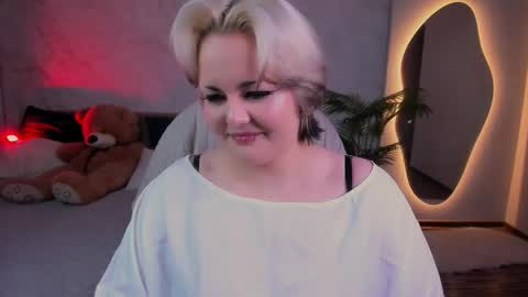 Hwasa online show from March 6, 8:27 pm