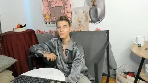 Snapshot of hyper_muse chatting on March 25, 12:00 pm hyper_muse online show from March 25, 12:00 pm