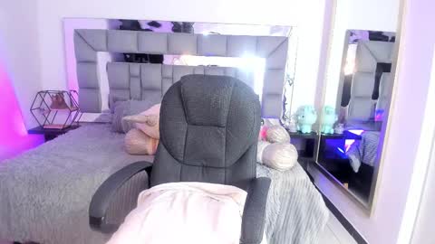 Snapshot of i_akane chatting on February 19, 7:38 pm Akane online show from February 19, 7:38 pm