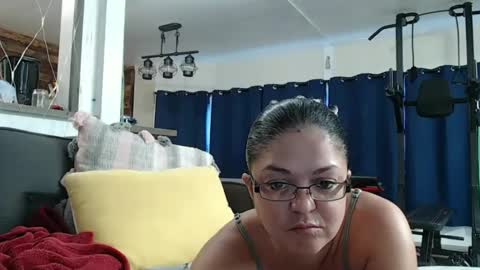 Snapshot of i_fetishize_u chatting on January 6, 6:31 pm ShortStuff online show from January 6, 6:31 pm
