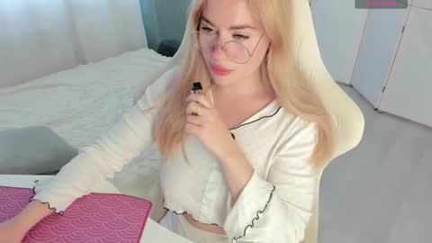 HiI am  EvaPVT is open  online show from November 10, 9:08 am