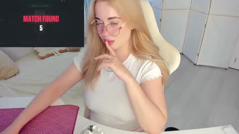 HiI am  EvaPVT is open  online show from May 16, 3:22 pm