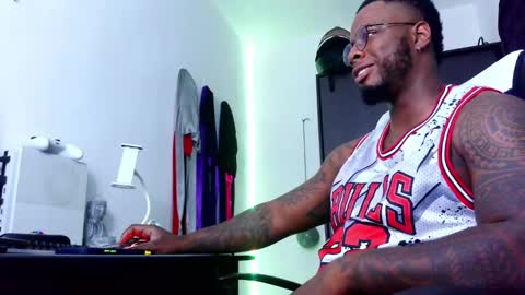 Mr H Independent model online show from September 22, 2:02 am