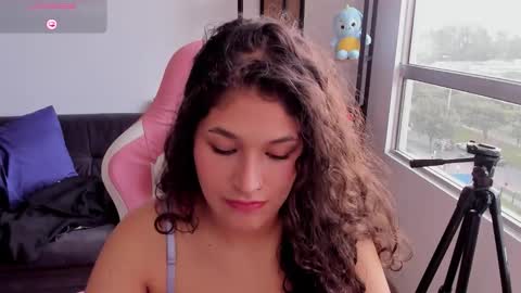 Snapshot of iam_nikki chatting on February 9, 8:35 pm On instagram Imm NikkiHelp me reach 100 likes online show from February 9, 8:35 pm