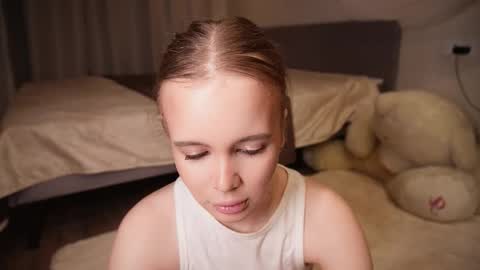 Snapshot of iamclaire_ chatting on December 14, 10:03 pm Claire online show from December 14, 10:03 pm