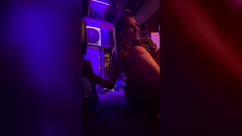 iamlane26558503 online show from February 12, 7:25 am