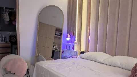 Snapshot of iamnyxy_ chatting on December 2, 11:04 am Nyxy online show from December 2, 11:04 am