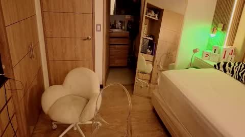 Snapshot of iamnyxy_ chatting on February 21, 11:00 am Nyxy online show from February 21, 11:00 am