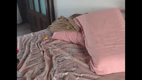 iamskylaa online show from December 17, 1:06 pm