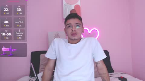 Snapshot of ian_castillo_ chatting on December 16, 11:22 am IAN CASTILLO online show from December 16, 11:22 am