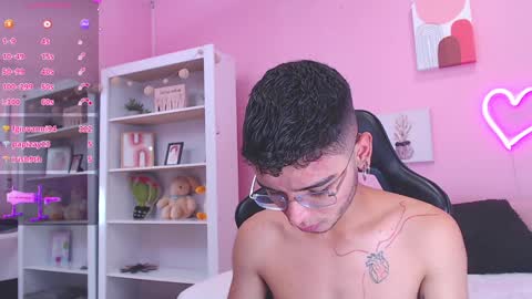 Snapshot of ian_castillo_ chatting on January 15, 2:35 pm IAN CASTILLO online show from January 15, 2:35 pm