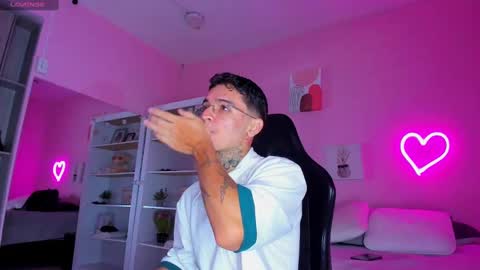 Snapshot of ian_castillo_ chatting on September 10, 11:10 am IAN CASTILLO online show from September 10, 11:10 am