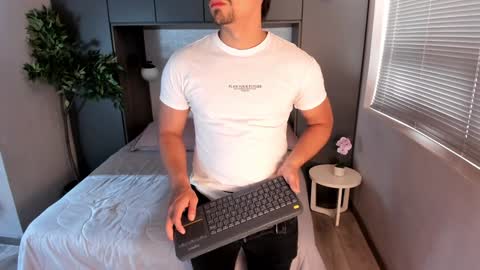 Ian Davis online show from December 11, 8:18 pm