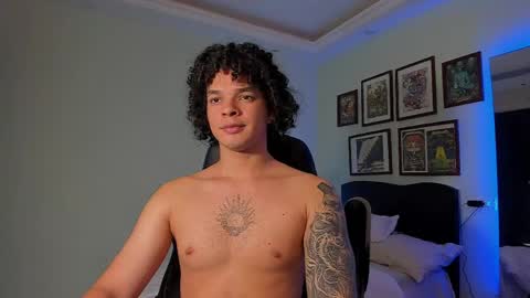Snapshot of ian_versace chatting on March 31, 5:08 am Andres online show from March 31, 5:08 am