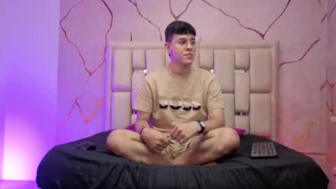 Snapshot of ianblake_ chatting on March 5, 8:38 pm Ian online show from March 5, 8:38 pm