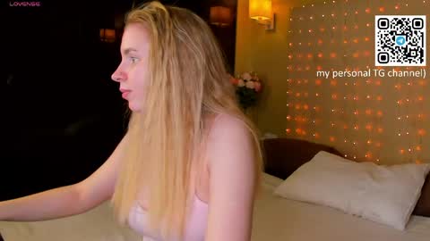 Snapshot of ida_lewiss chatting on April 21, 1:42 am Ida online show from April 21, 1:42 am