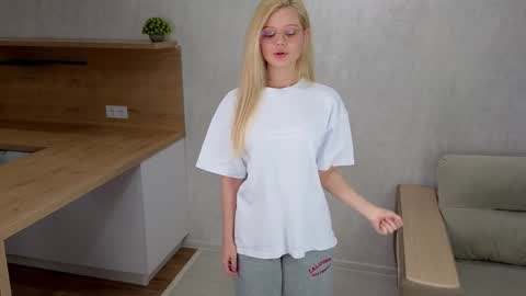 Lisa online show from January 31, 3:30 am