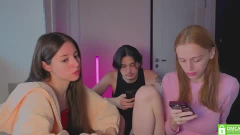 Snapshot of ihavepaws33 chatting on May 30, 7:16 am Julia and Mira online show from May 30, 7:16 am