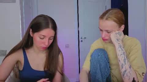 Snapshot of ihavepaws33 chatting on July 10, 7:23 am Julia and Mira online show from July 10, 7:23 am