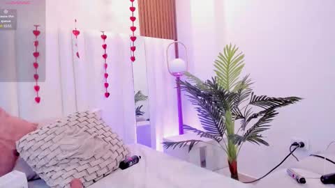 Snapshot of iim_zoe chatting on February 18, 3:46 am Zoe online show from February 18, 3:46 am