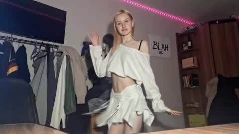 ShyLuna online show from February 5, 6:18 am