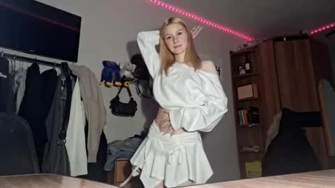 Snapshot of ilianamessersmith chatting on February 15, 6:10 am ShyLuna online show from February 15, 6:10 am