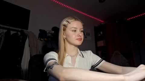 Snapshot of ilianamessersmith chatting on February 19, 5:25 am ShyLuna online show from February 19, 5:25 am