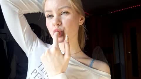 Snapshot of ilianamessersmith chatting on March 19, 6:50 am ShyLuna online show from March 19, 6:50 am