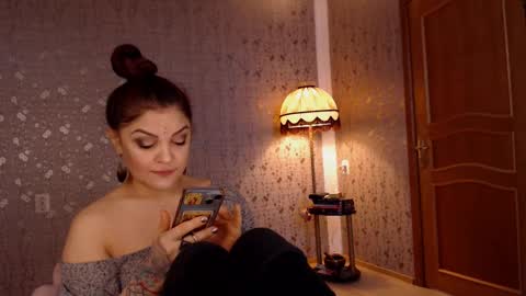 Snapshot of iliveinparadise chatting on February 23, 7:00 am Adelia online show from February 23, 7:00 am