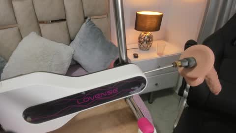 Snapshot of iliy_ chatting on December 5, 8:22 am ILY online show from December 5, 8:22 am