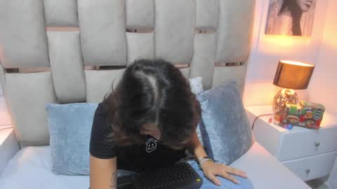 Snapshot of iliy_ chatting on December 12, 9:30 am ILY online show from December 12, 9:30 am