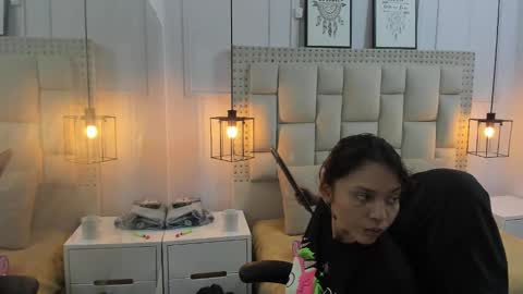 Snapshot of iliy_ chatting on December 17, 1:29 am ILY online show from December 17, 1:29 am