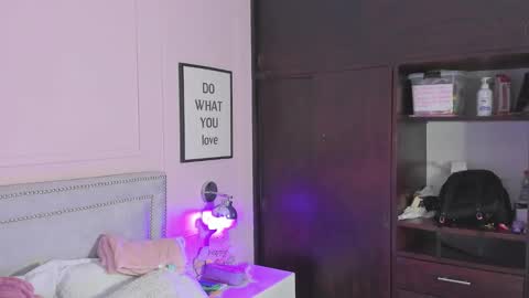 Snapshot of iliy_ chatting on February 14, 11:53 am ILY online show from February 14, 11:53 am