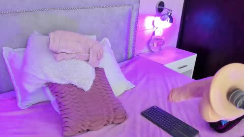 Snapshot of iliy_ chatting on February 16, 1:25 am ILY online show from February 16, 1:25 am