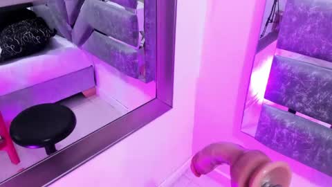Snapshot of iliy_ chatting on May 2, 7:46 am ILY online show from May 2, 7:46 am