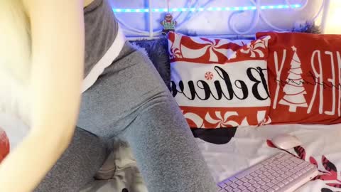 nicollee online show from December 14, 2:31 pm