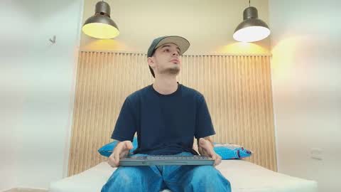 Snapshot of im_bull chatting on December 18, 3:07 pm BULL online show from December 18, 3:07 pm