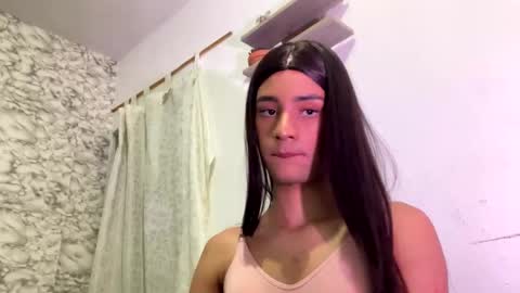 Snapshot of im_emilyn chatting on February 19, 1:23 am Emylin online show from February 19, 1:23 am