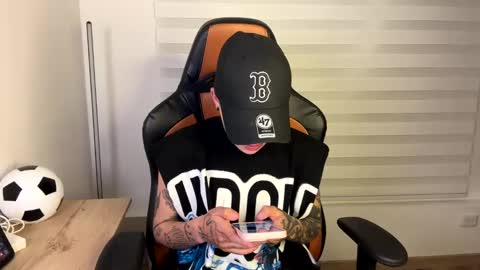 Snapshot of im_laia_ chatting on December 30, 8:32 am Laia online show from December 30, 8:32 am