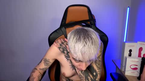 Snapshot of im_laia_ chatting on January 25, 12:27 am Laia online show from January 25, 12:27 am