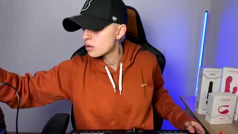 Snapshot of im_laia_ chatting on January 28, 12:57 am Laia online show from January 28, 12:57 am