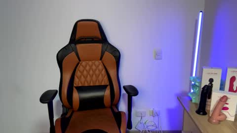 Snapshot of im_laia_ chatting on February 7, 10:08 am Laia online show from February 7, 10:08 am