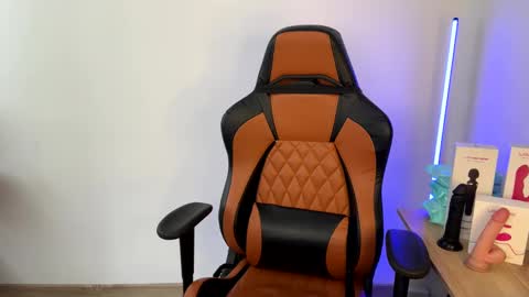 Snapshot of im_laia_ chatting on February 7, 1:11 pm Laia online show from February 7, 1:11 pm