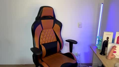 Snapshot of im_laia_ chatting on February 8, 10:07 am Laia online show from February 8, 10:07 am