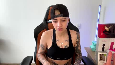 Snapshot of im_laia_ chatting on February 15, 8:33 pm Laia online show from February 15, 8:33 pm