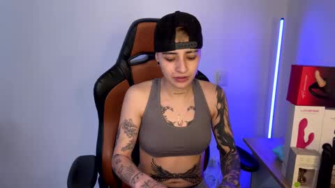 Snapshot of im_laia_ chatting on February 18, 10:14 pm Laia online show from February 18, 10:14 pm