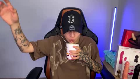 Snapshot of im_laia_ chatting on March 6, 8:48 pm Laia online show from March 6, 8:48 pm