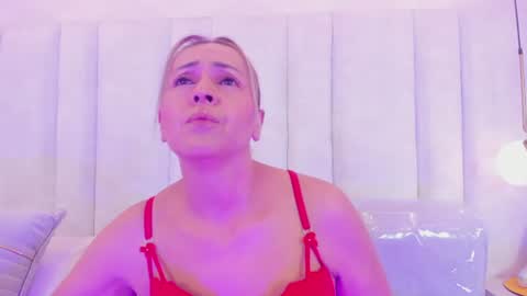 Mailyn Jung online show from July 31, 12:37 pm